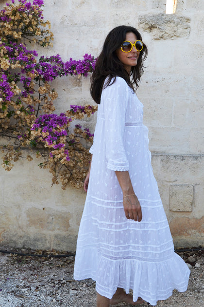 Button up V neck with a ruffle plaque. Empire cut with a loose fit