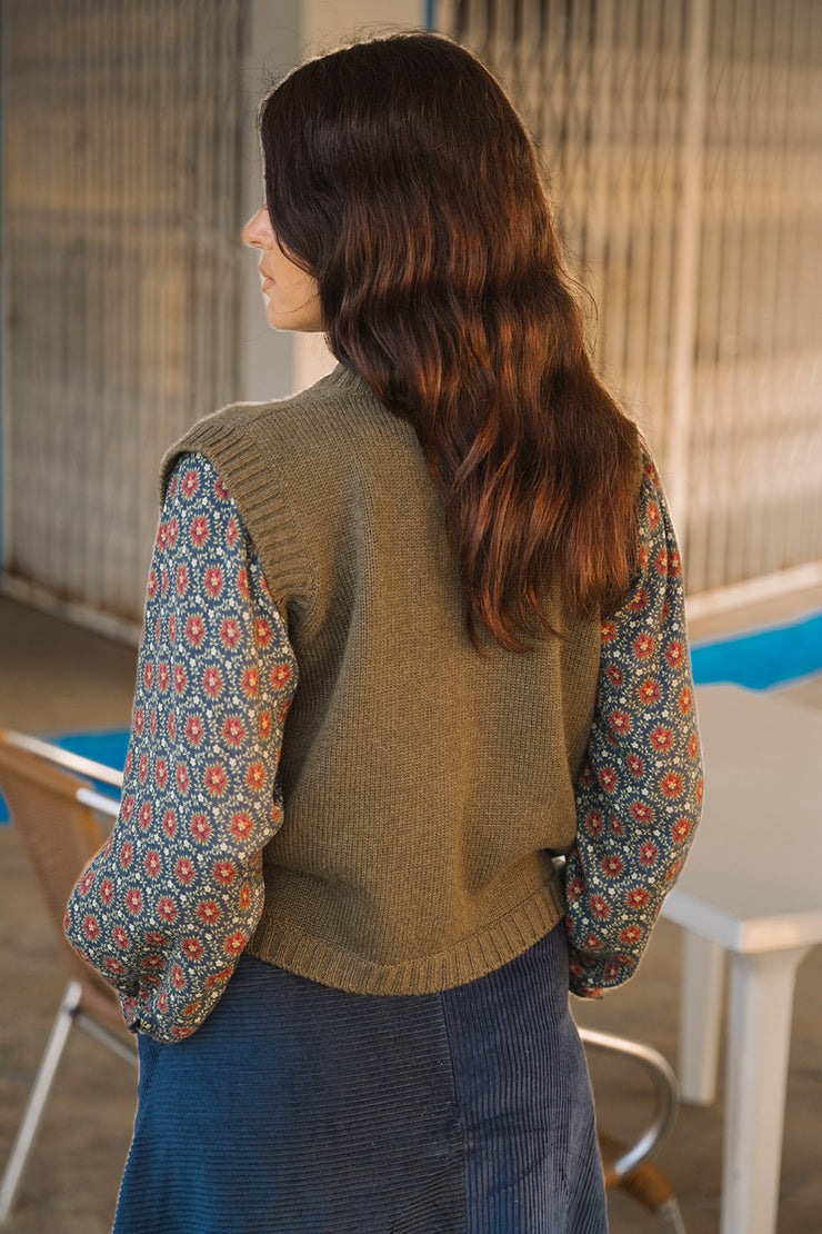 Lea V-Neck Buttoned Vest