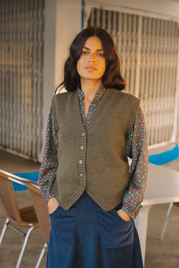 Lea V-Neck Buttoned Vest
