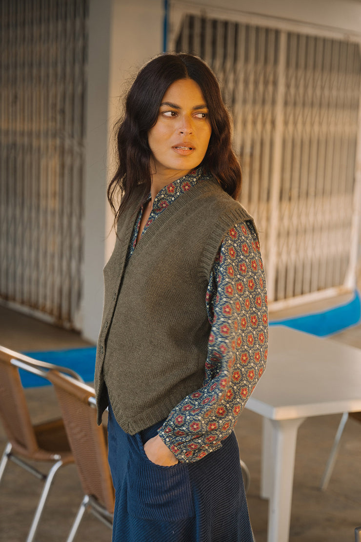 Lea V-Neck Buttoned Vest