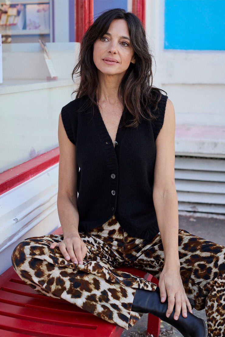 Lea V-Neck Buttoned Vest